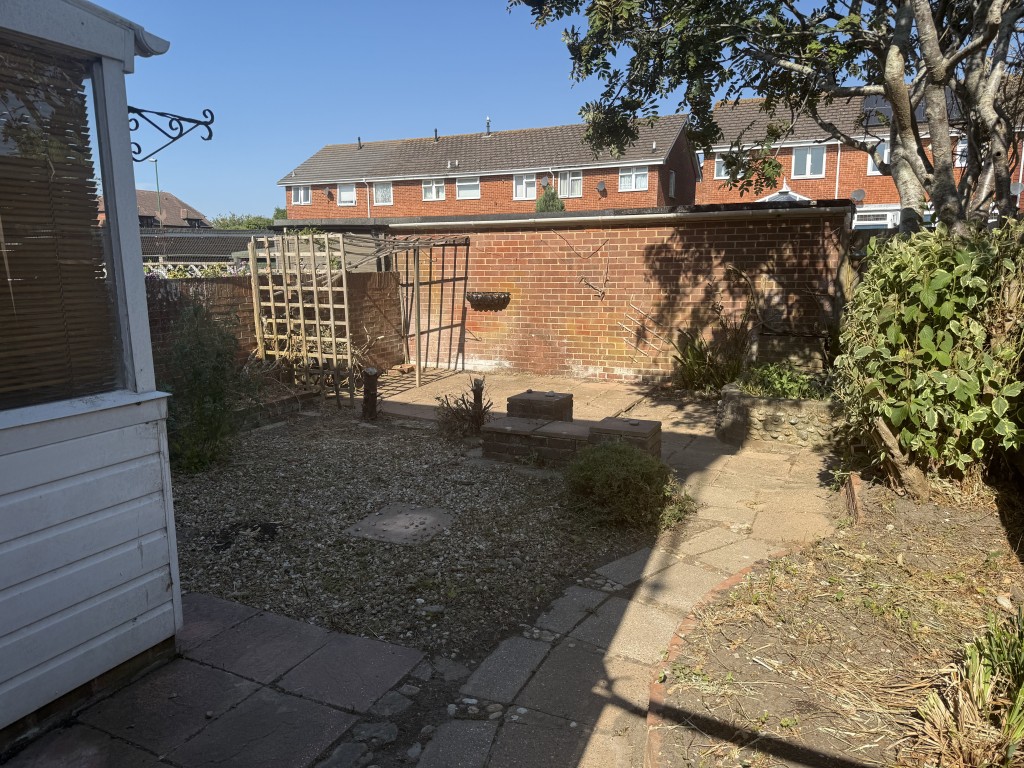 Lot: 146 - THREE-BEDROOM END-TERRACE HOUSE WITH GARAGE - Rear garden with pond